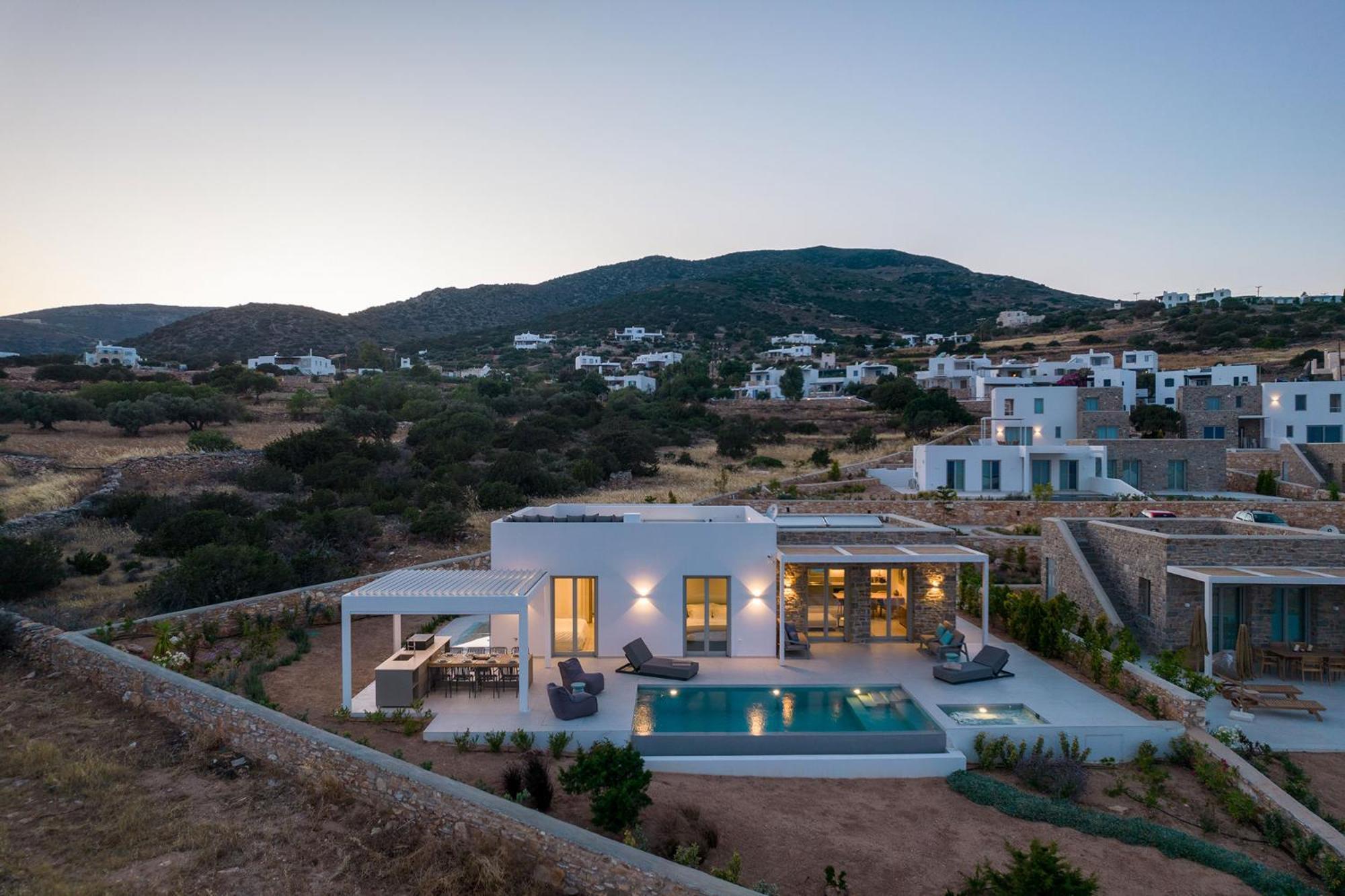 Villa Solevara - Luxury With Infinity Pool, Jacuzzi, Cinema & Luxury Amenities *