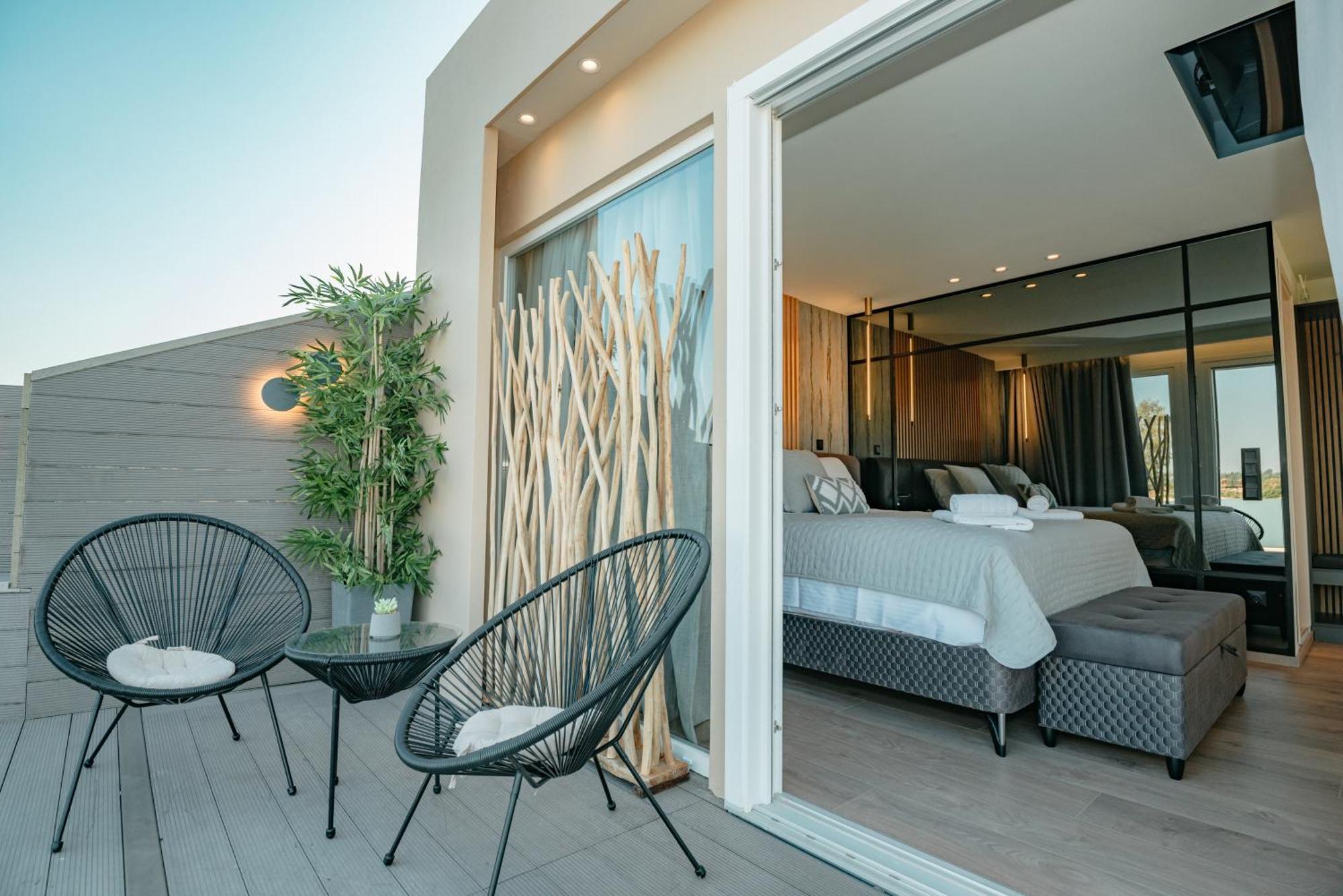 Daedalus Luxury - Seaview & Heated Pool Apartment