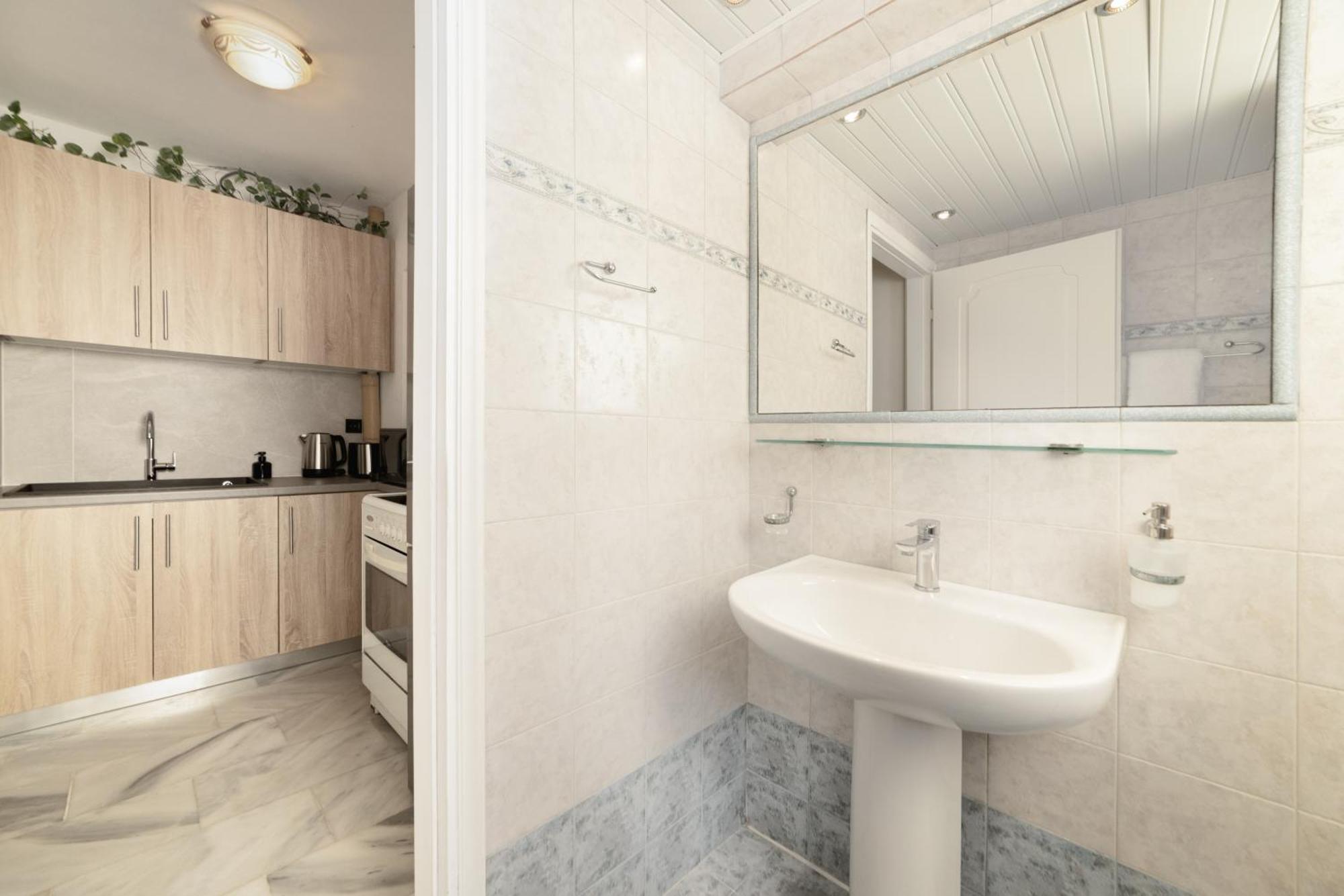 Apartment 5, Unique Location - Sea View *