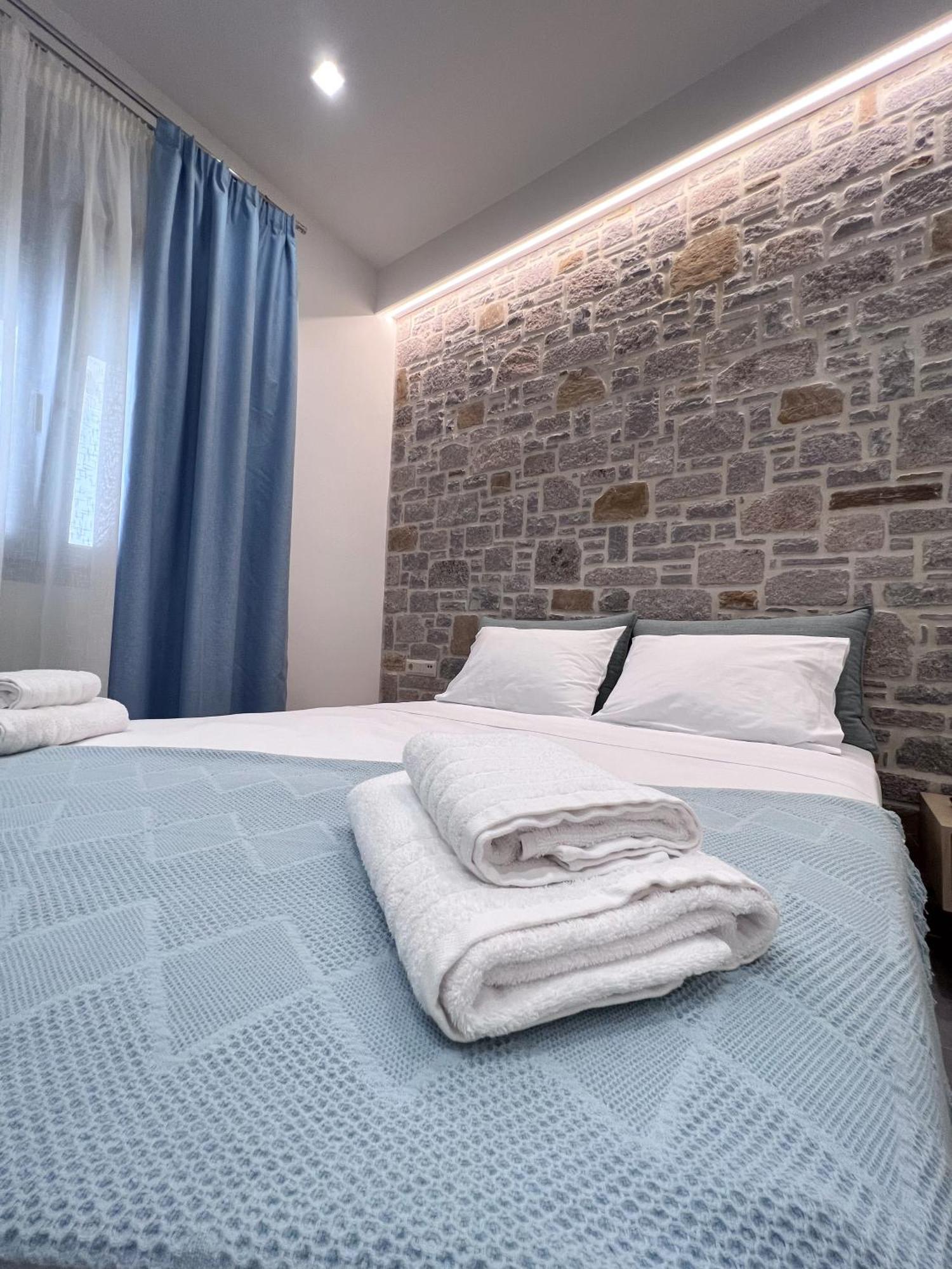 Zeus & Emmanuil Luxury