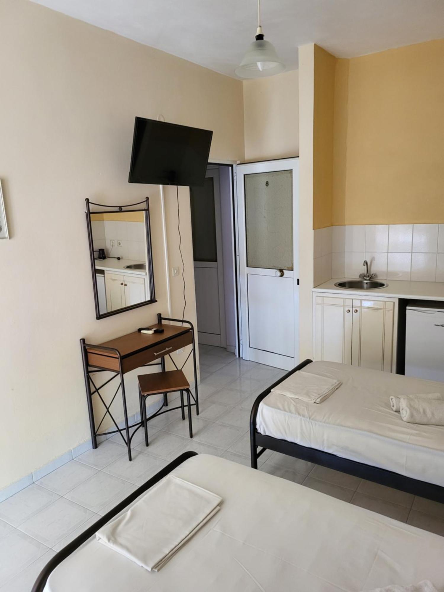Polyxenis Aparthotel