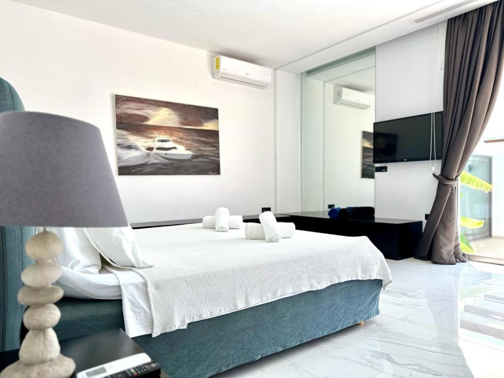 Leblanc Luxurious Beachfront Villa, Gcollectiongr * Ermioni