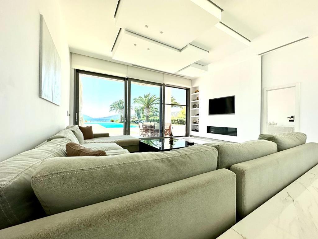 Leblanc Luxurious Beachfront Villa, Gcollectiongr *