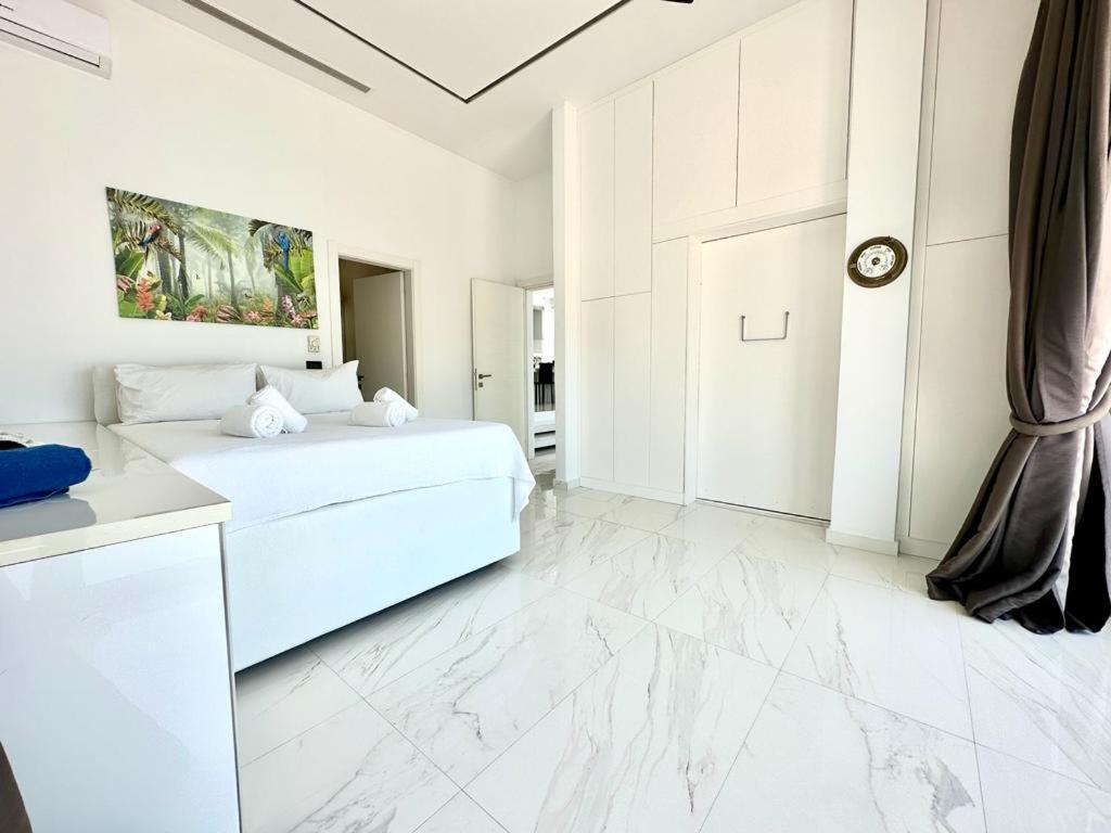 Leblanc Luxurious Beachfront Villa, Gcollectiongr *