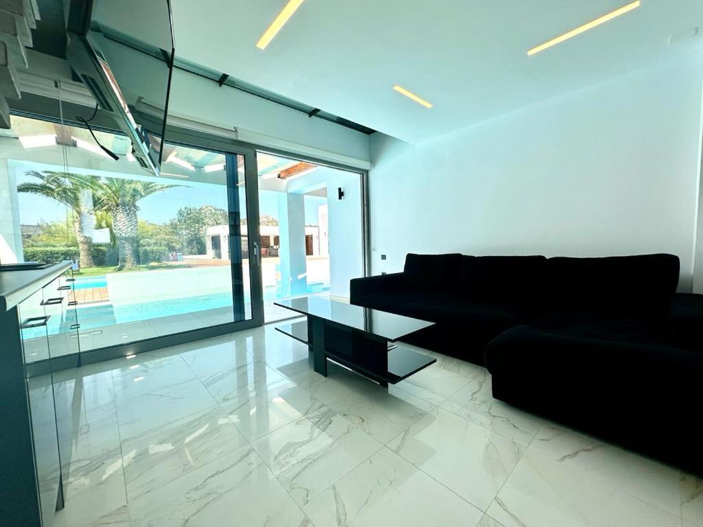 Leblanc Luxurious Beachfront Villa, Gcollectiongr Villa