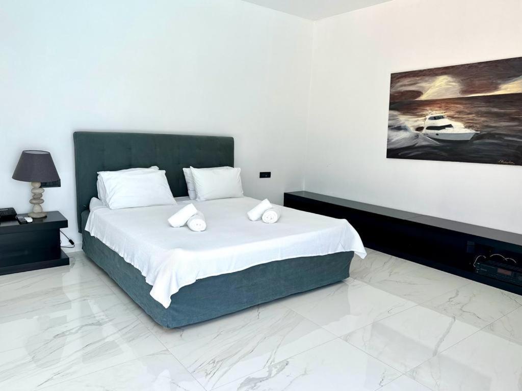 Leblanc Luxurious Beachfront Villa, Gcollectiongr *