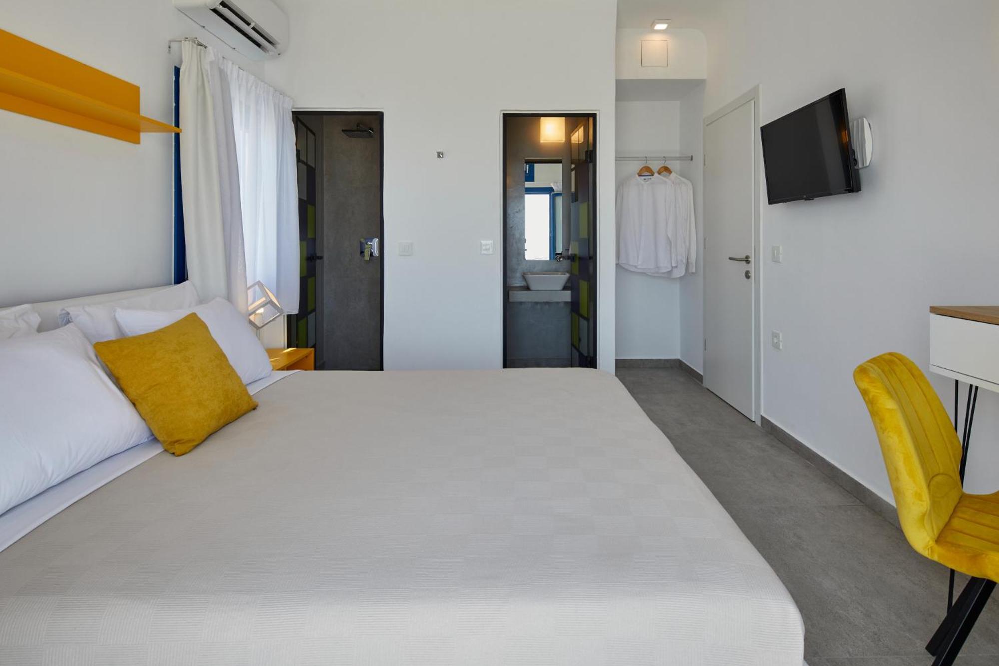 Thadeos With Private Jetted Pool Fira (Santorini)