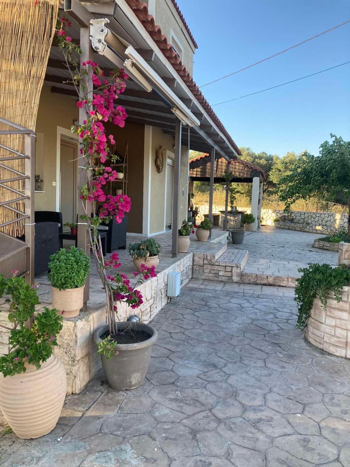 Villeta Nikol “νηνεμία” * Lixouri