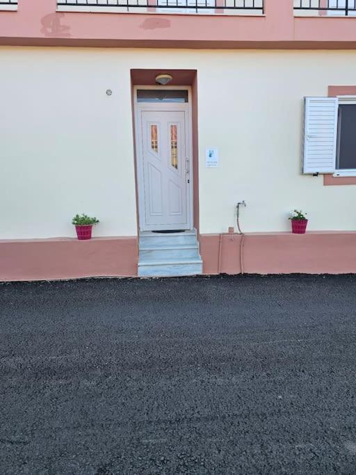 Athene And Emmanouil Place *