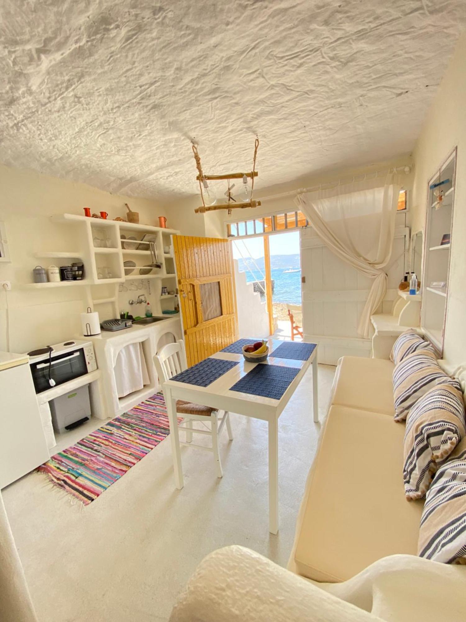 Traditional Syrma Nikos Klima (Milos)