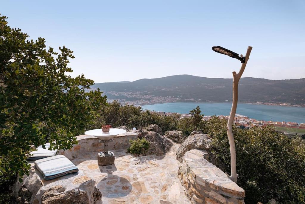 Beautiful Over-viewing Bay. Holiday home *