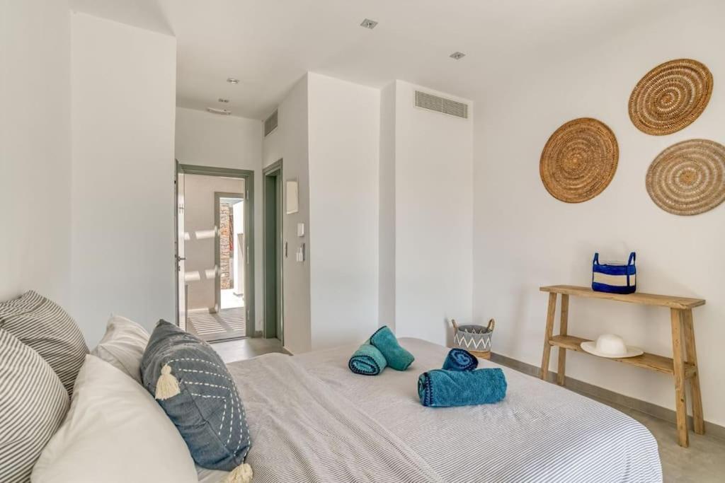 Xifara - Seafront Villa Santa Maria (Paros)