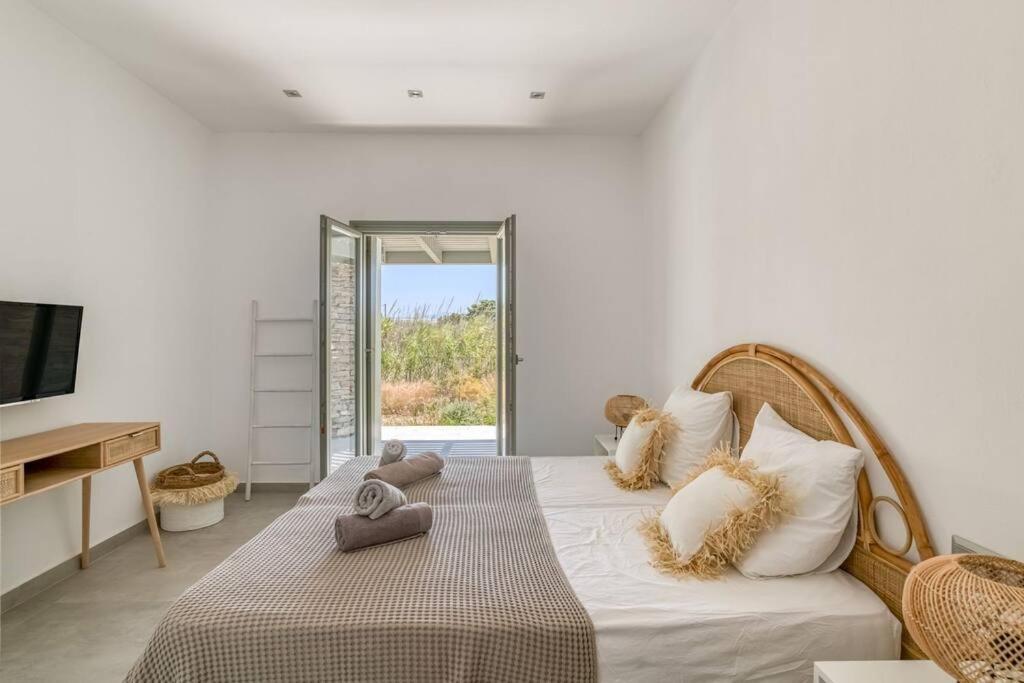 Xifara - Seafront Villa Santa Maria (Paros)