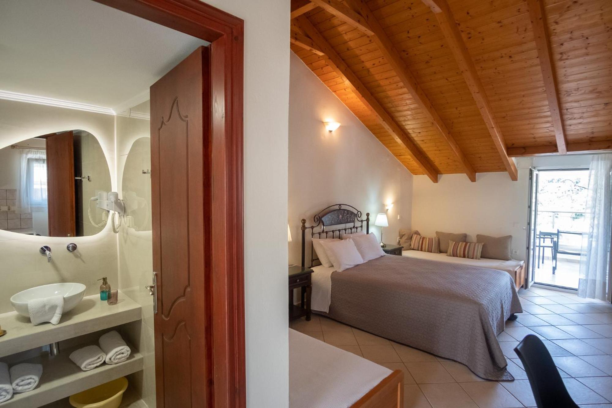 Apartment Rousis Studios *