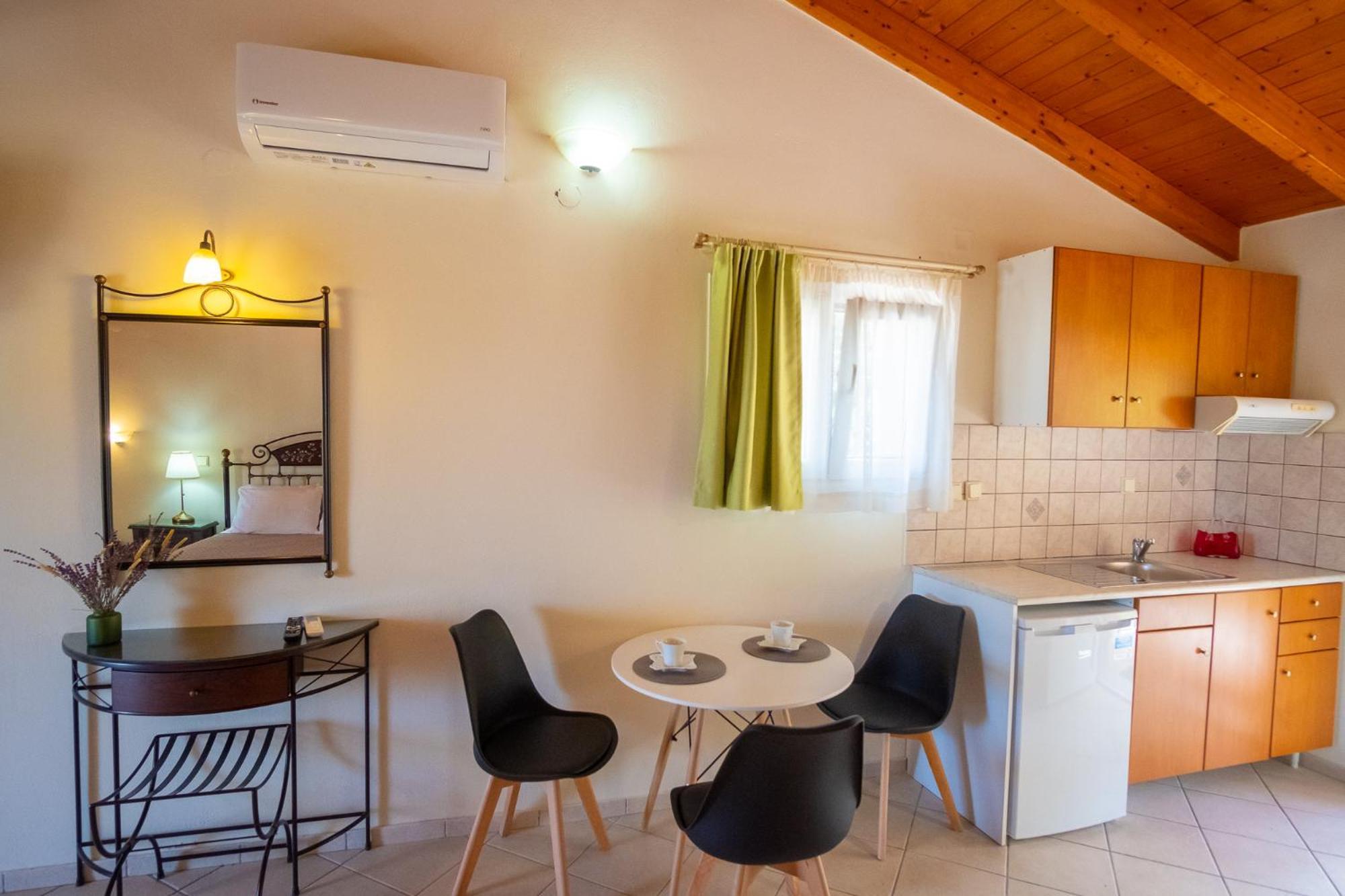 Apartment Rousis Studios *