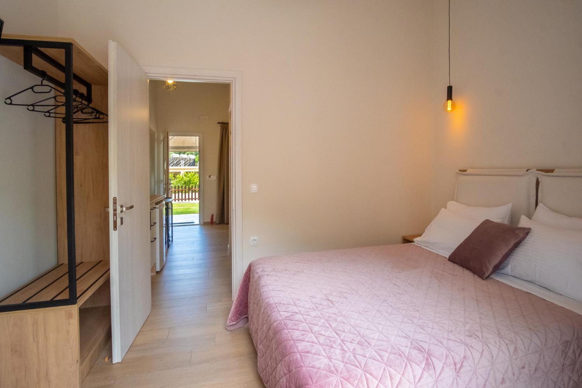 Apartment Rousis Studios *