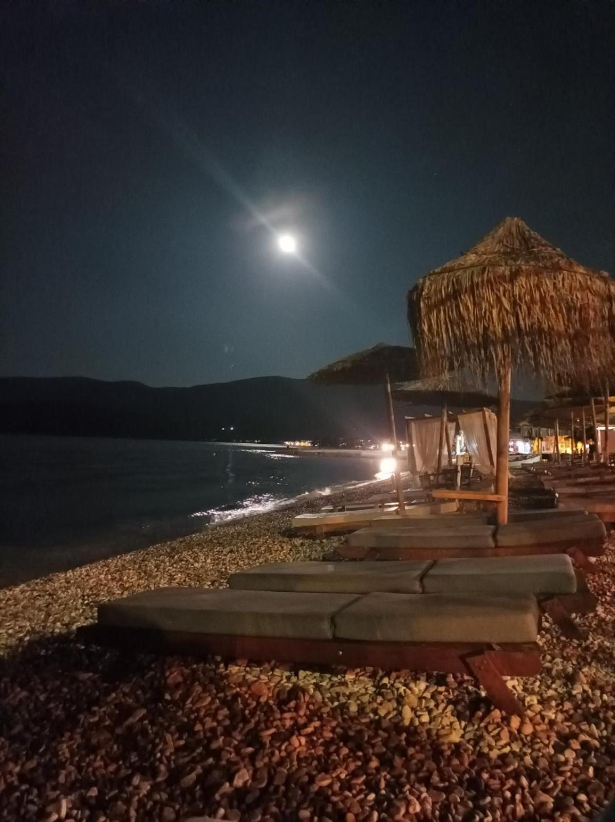 με θέα στη θάλασσα: Loutra Oraias Elenis
