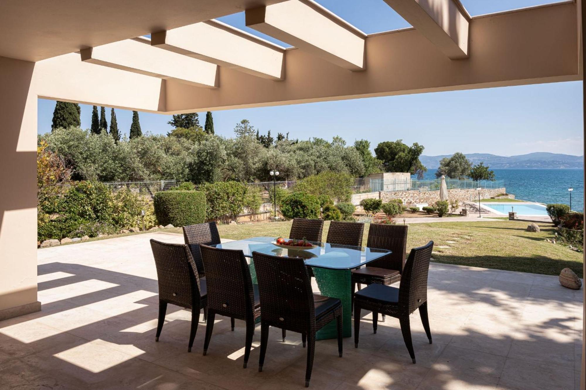 Eretria Luxurious Seafront Apartment *