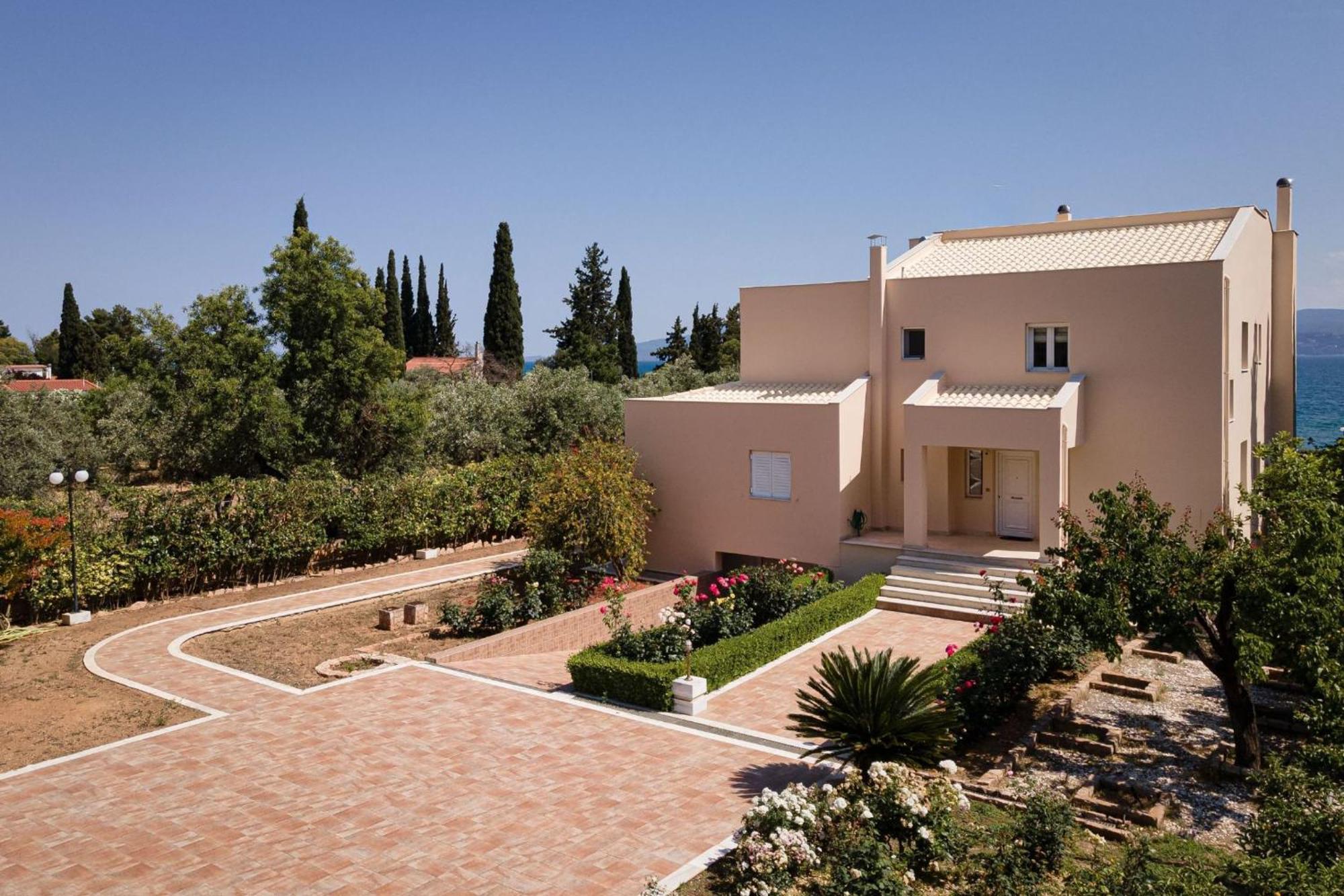 Eretria Luxurious Seafront Apartment