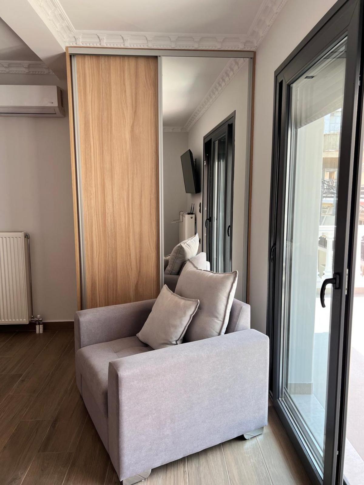 Kontis' Deluxe Furnished Apartment *