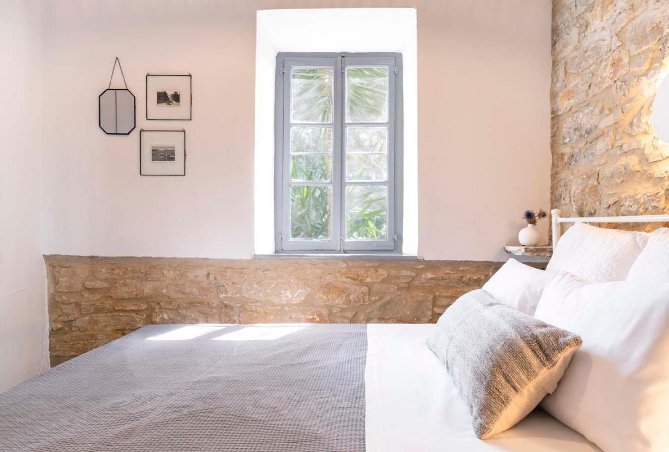 Gaia - Traditional Stone Rozia