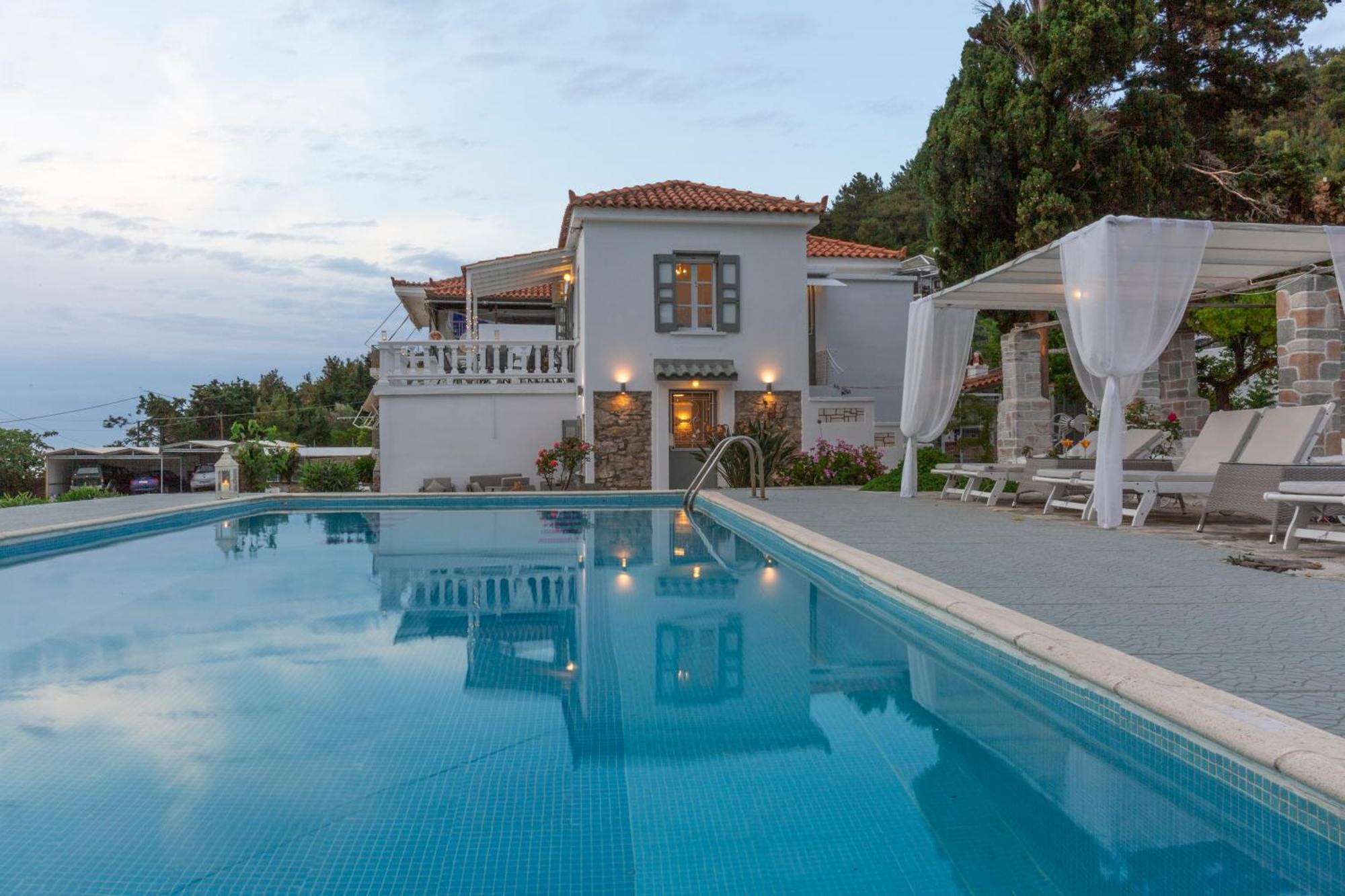 Karavos Waterfront Villa *