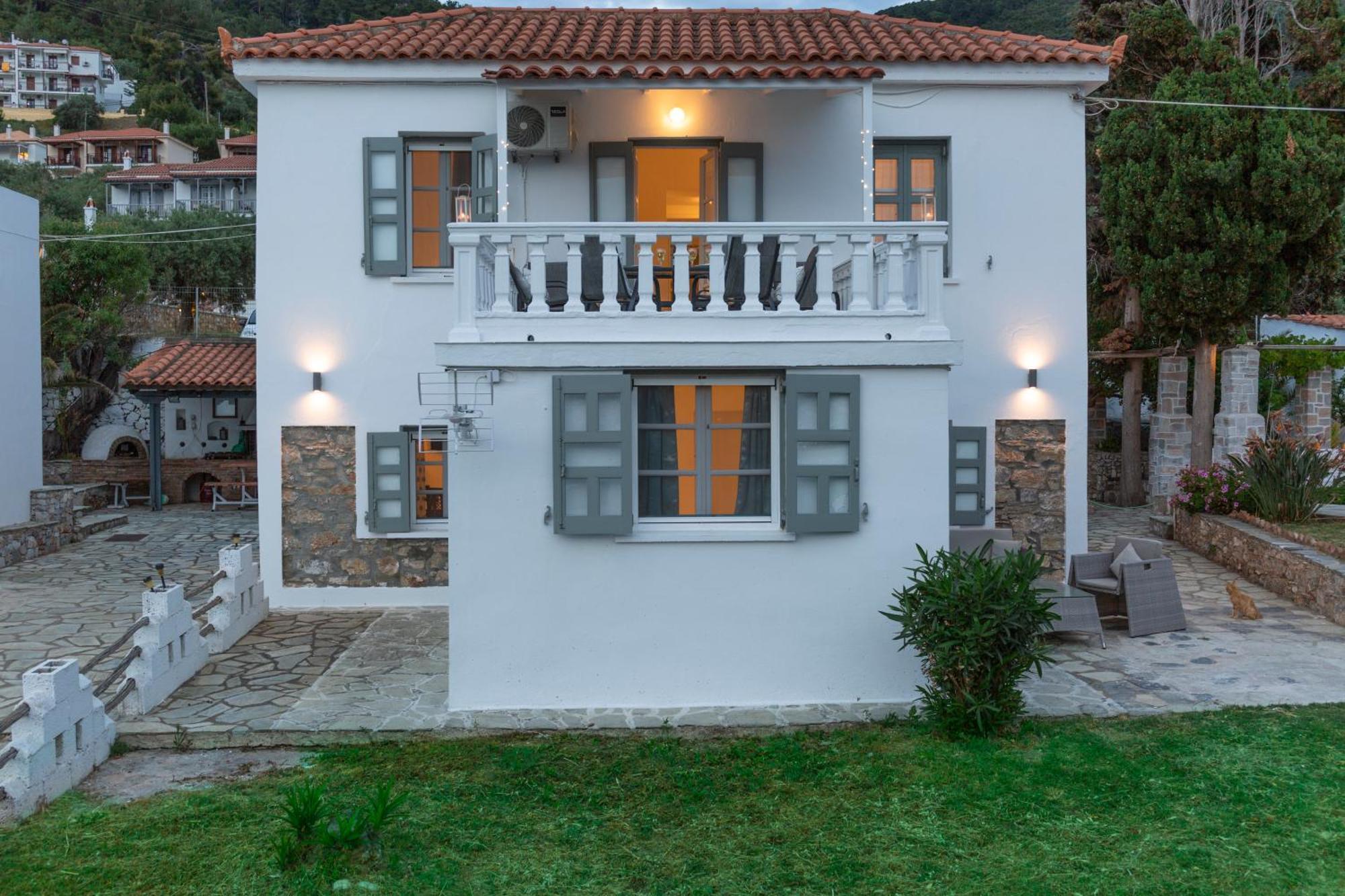 Karavos Waterfront Villa Skopelos Town