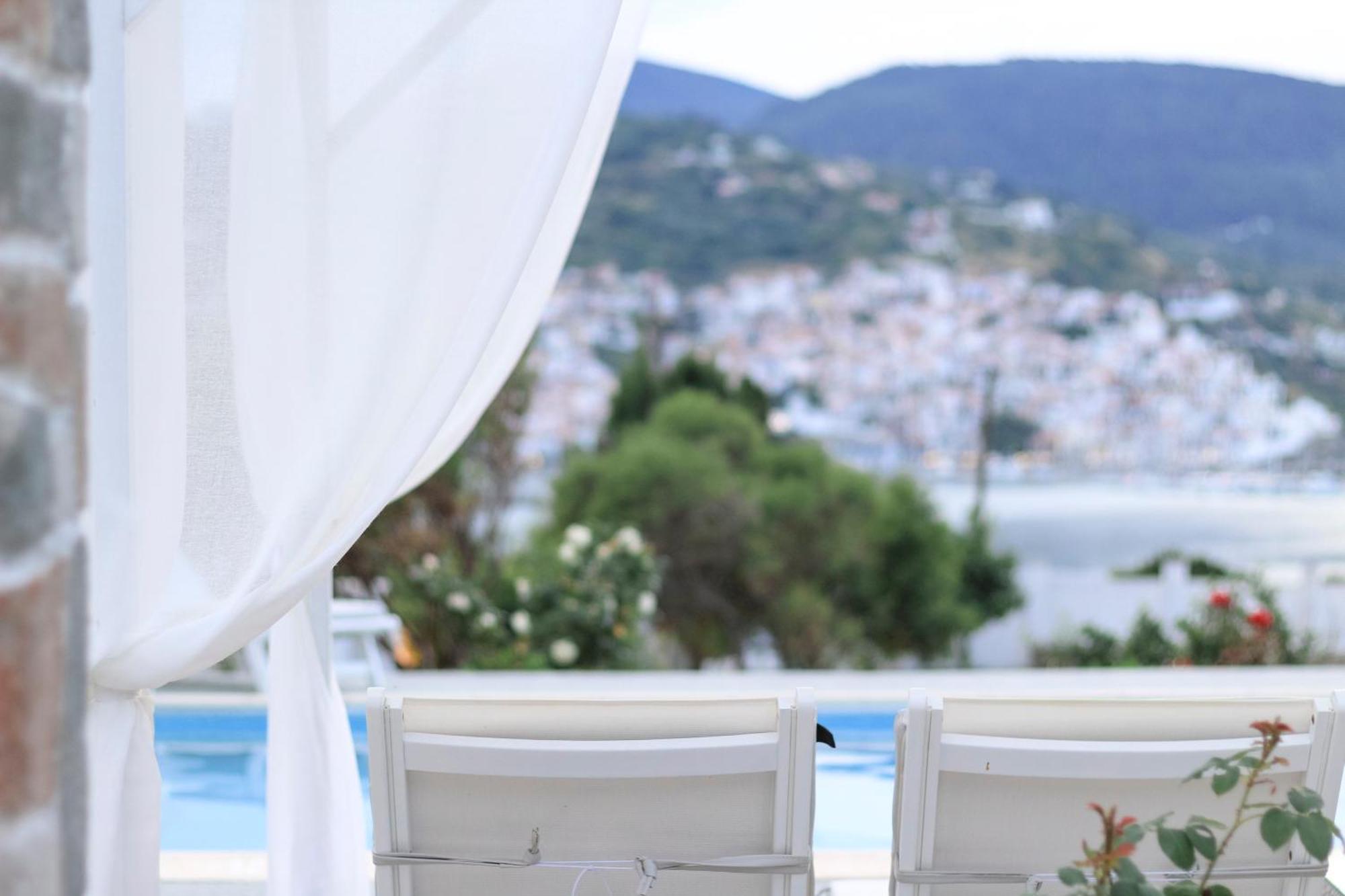 Karavos Waterfront Villa *