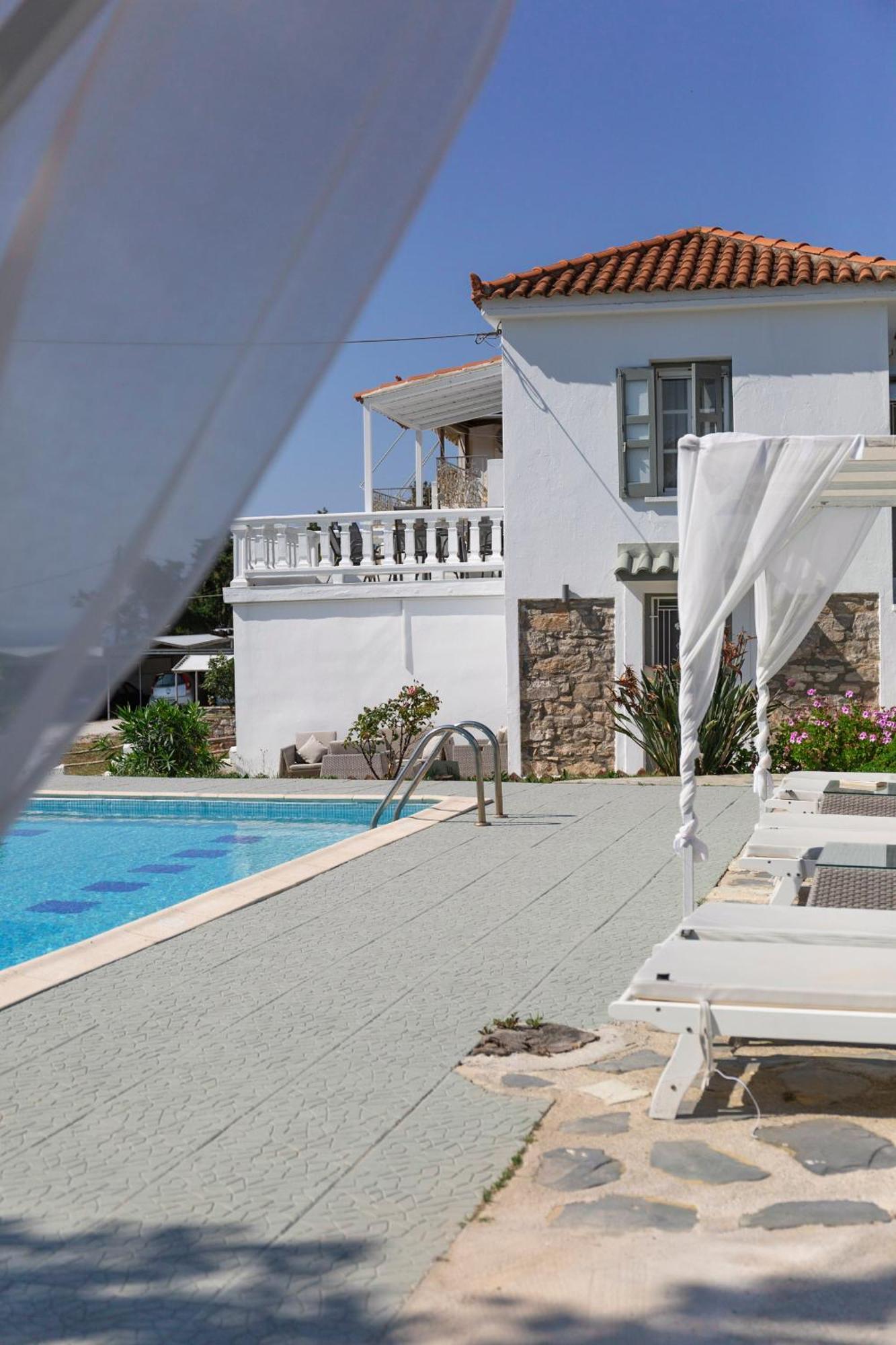 Karavos Waterfront Villa
