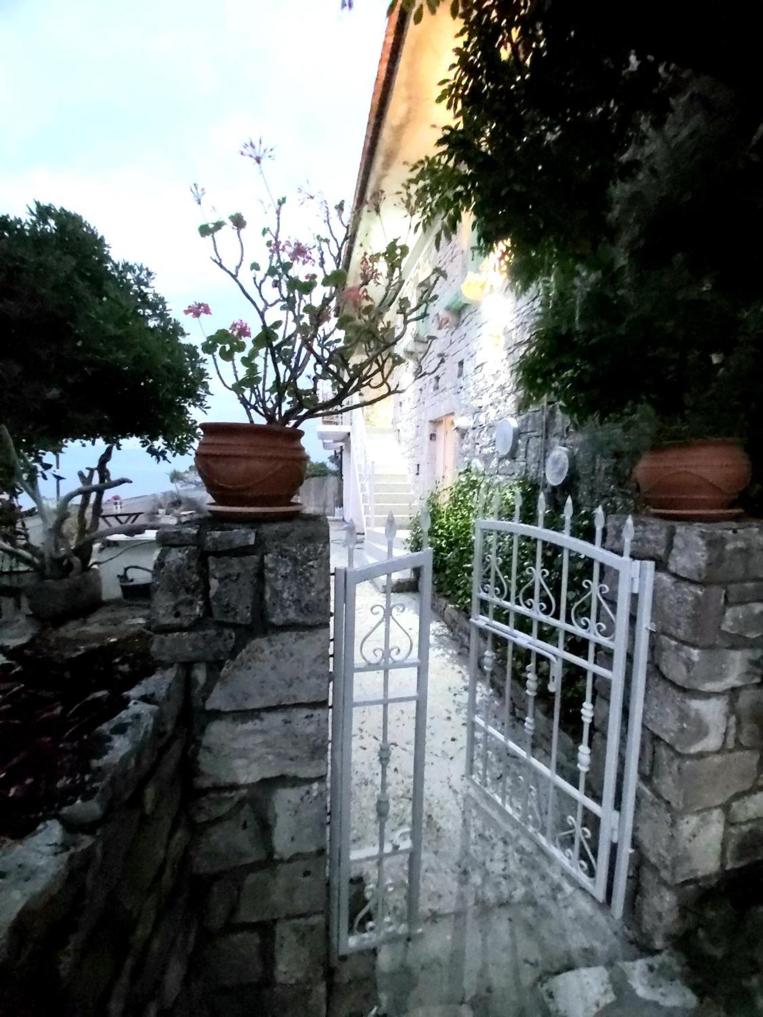 Apartment Charming House With Stunning View Arvanitakeika