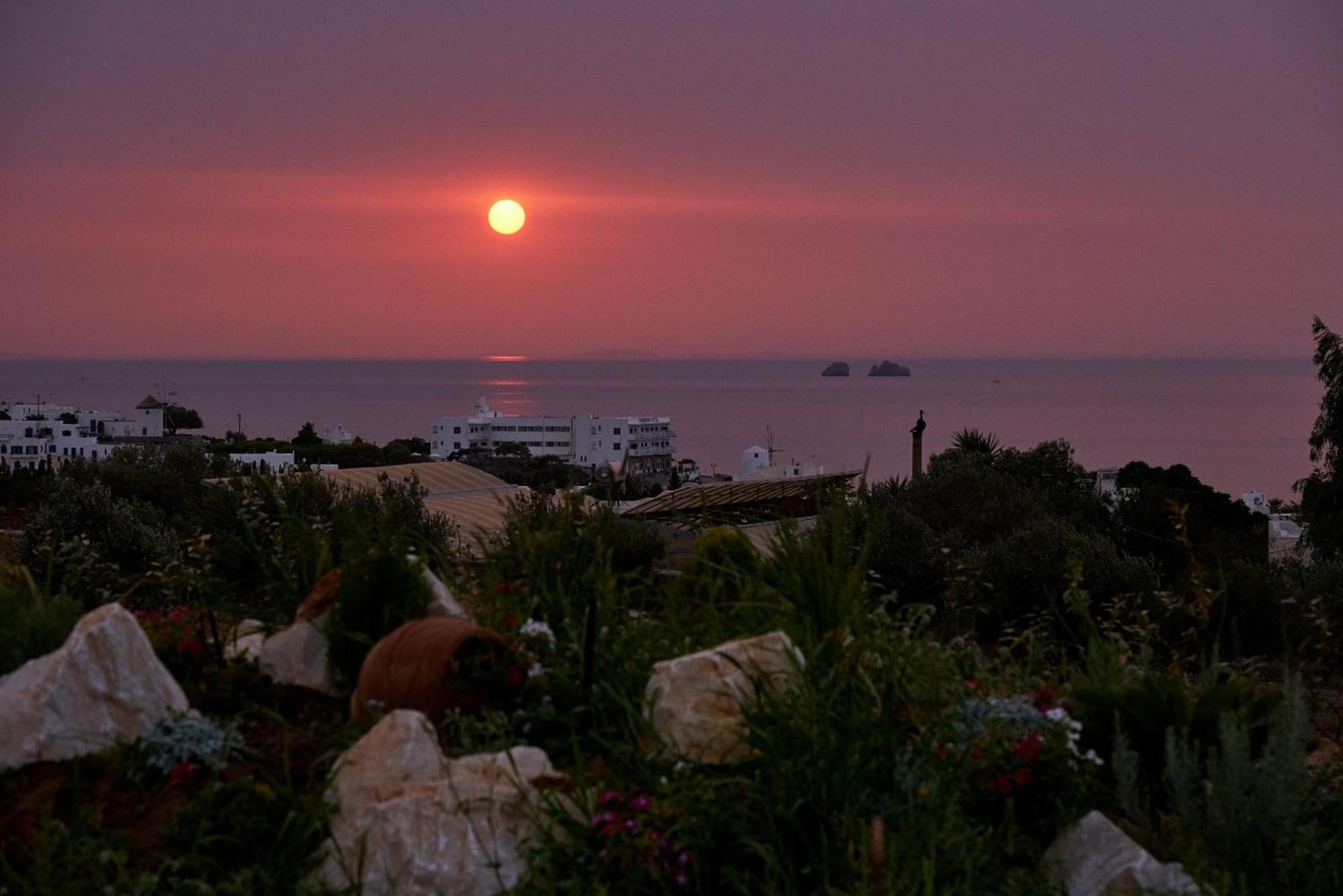 Aigaiou Avra * Parikia (Paros)