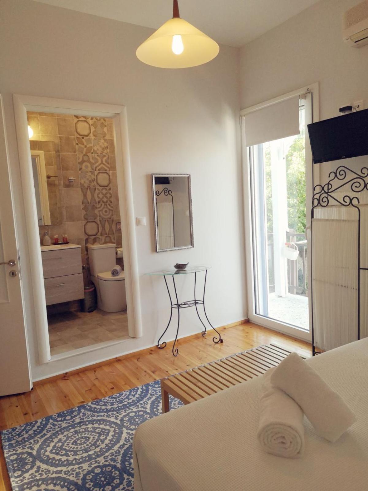 Blue Window Apartment Finikounta