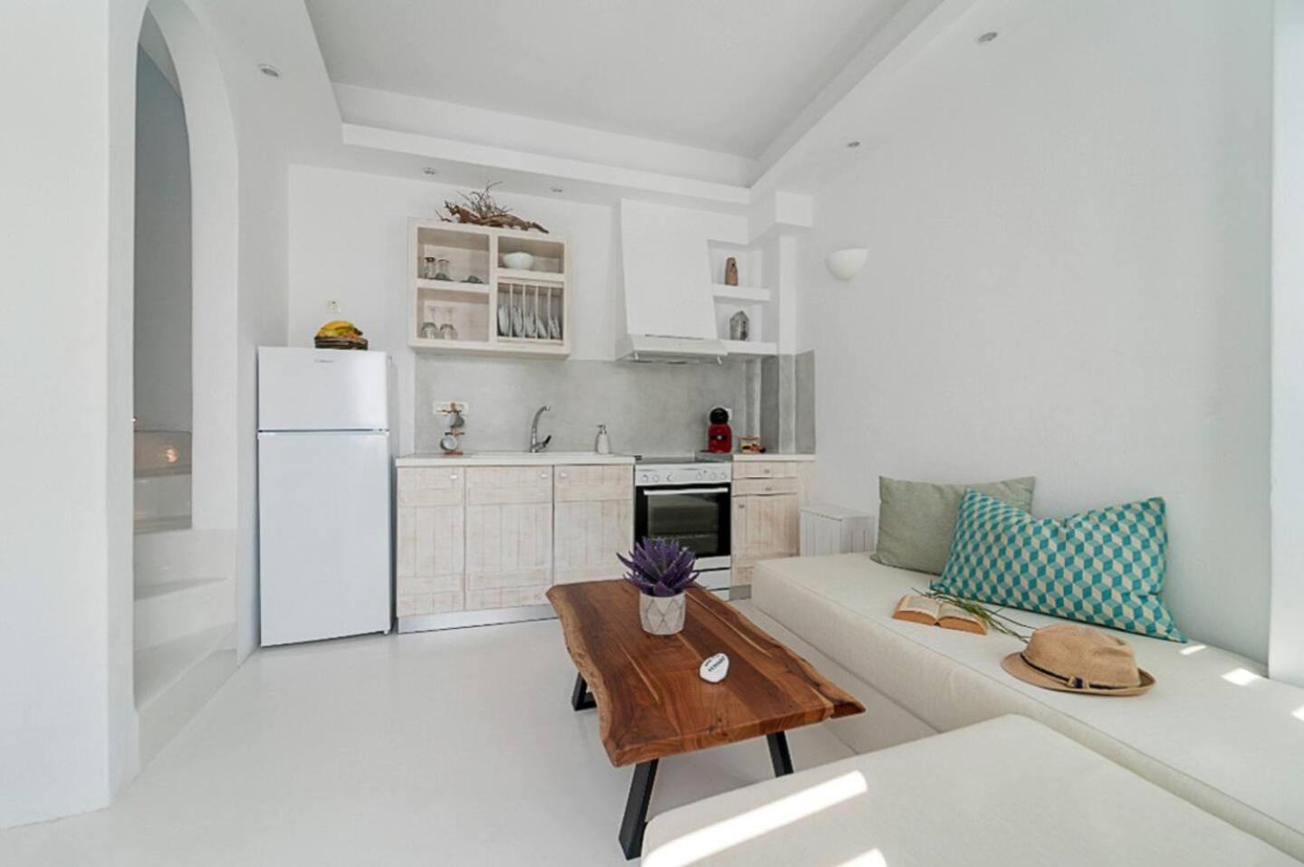 Santorita Suites *