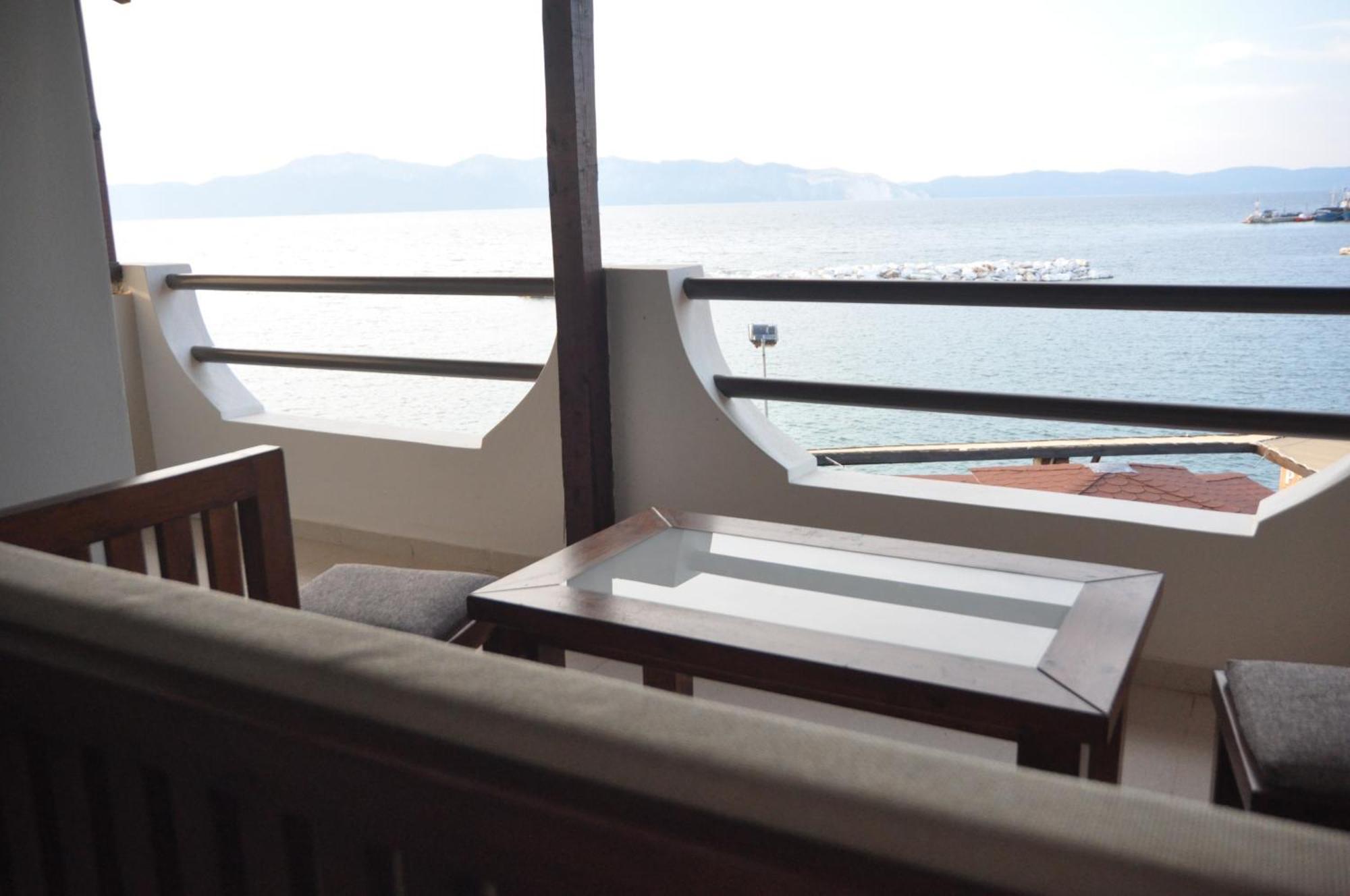 Artemis Hotel *