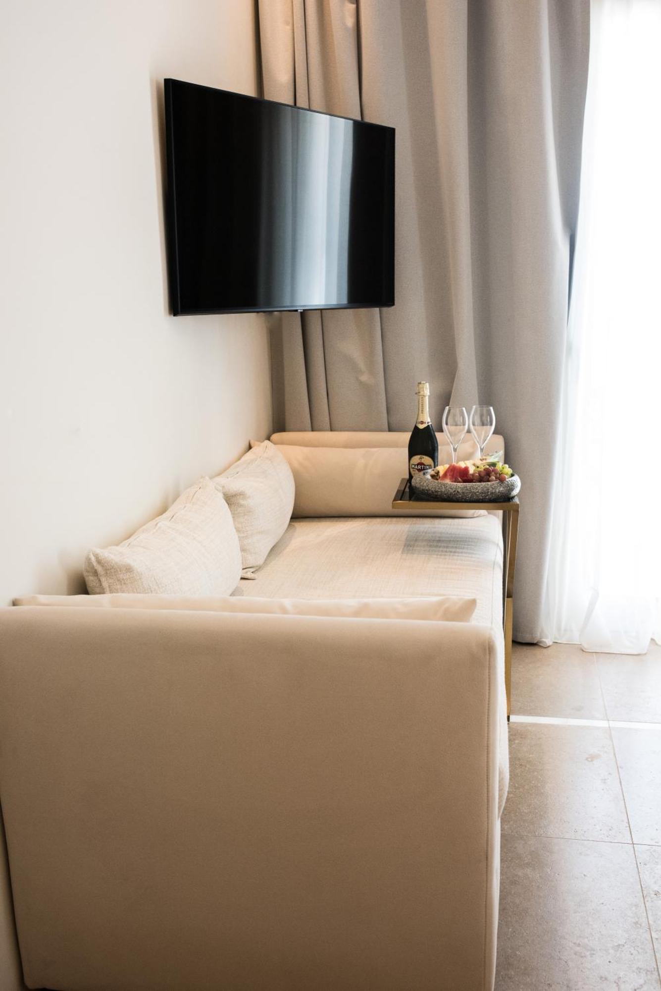 νumi Boutique *