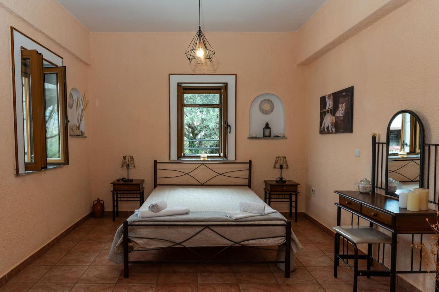 Laconian Collection Voukamvilia Apartment