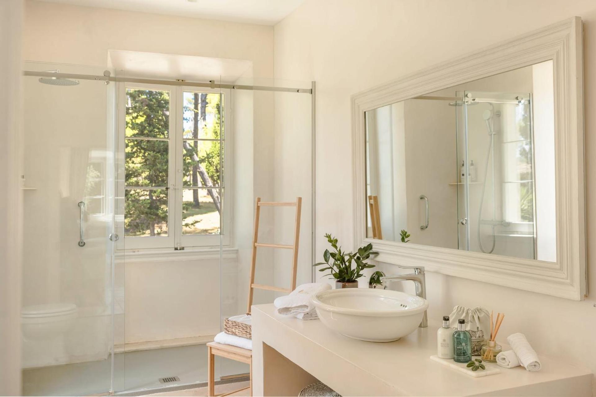 Villa Magnificent Seafront Corfu - 5 En-suite Bedrooms -the Durrells House | Historic Elegance & Modern Luxuries - Direct Access & Private Heated Pool Kontokali