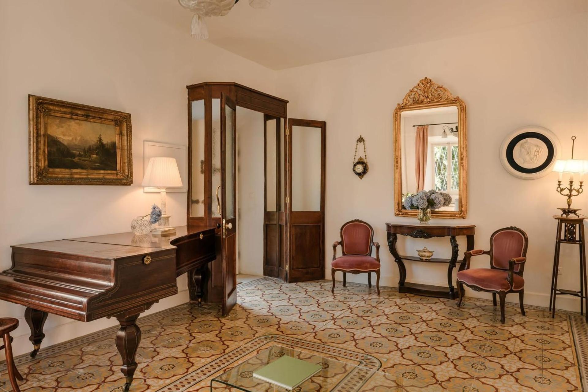 Villa Magnificent Seafront Corfu - 5 En-suite Bedrooms -the Durrells House | Historic Elegance & Modern Luxuries - Direct Access & Private Heated Pool *