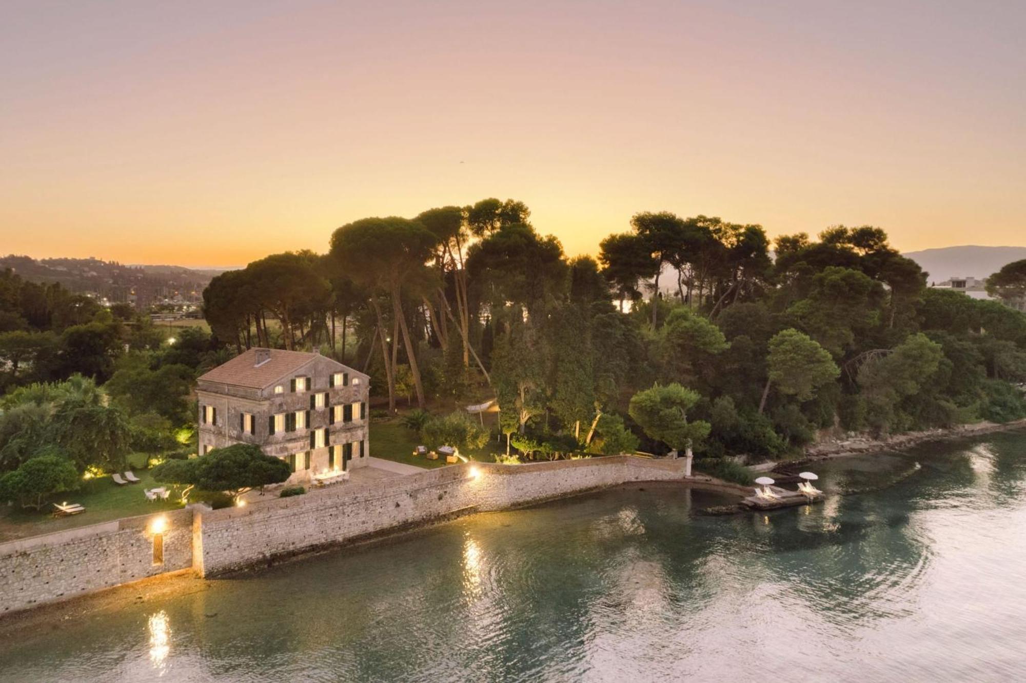 Villa Magnificent Seafront Corfu - 5 En-suite Bedrooms -the Durrells House | Historic Elegance & Modern Luxuries - Direct Access & Private Heated Pool Kontokali
