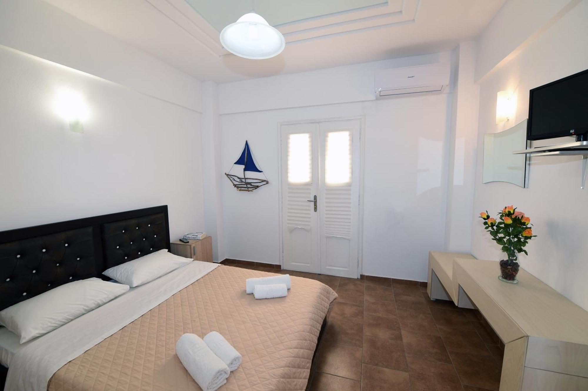 Leon Lux Perivolos (Santorini)
