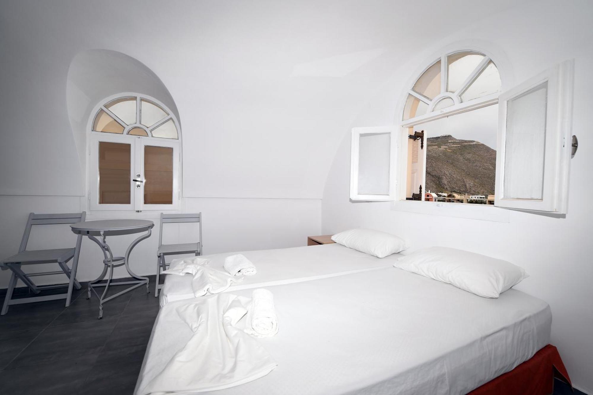Leon Lux 3* Perivolos (Santorini)