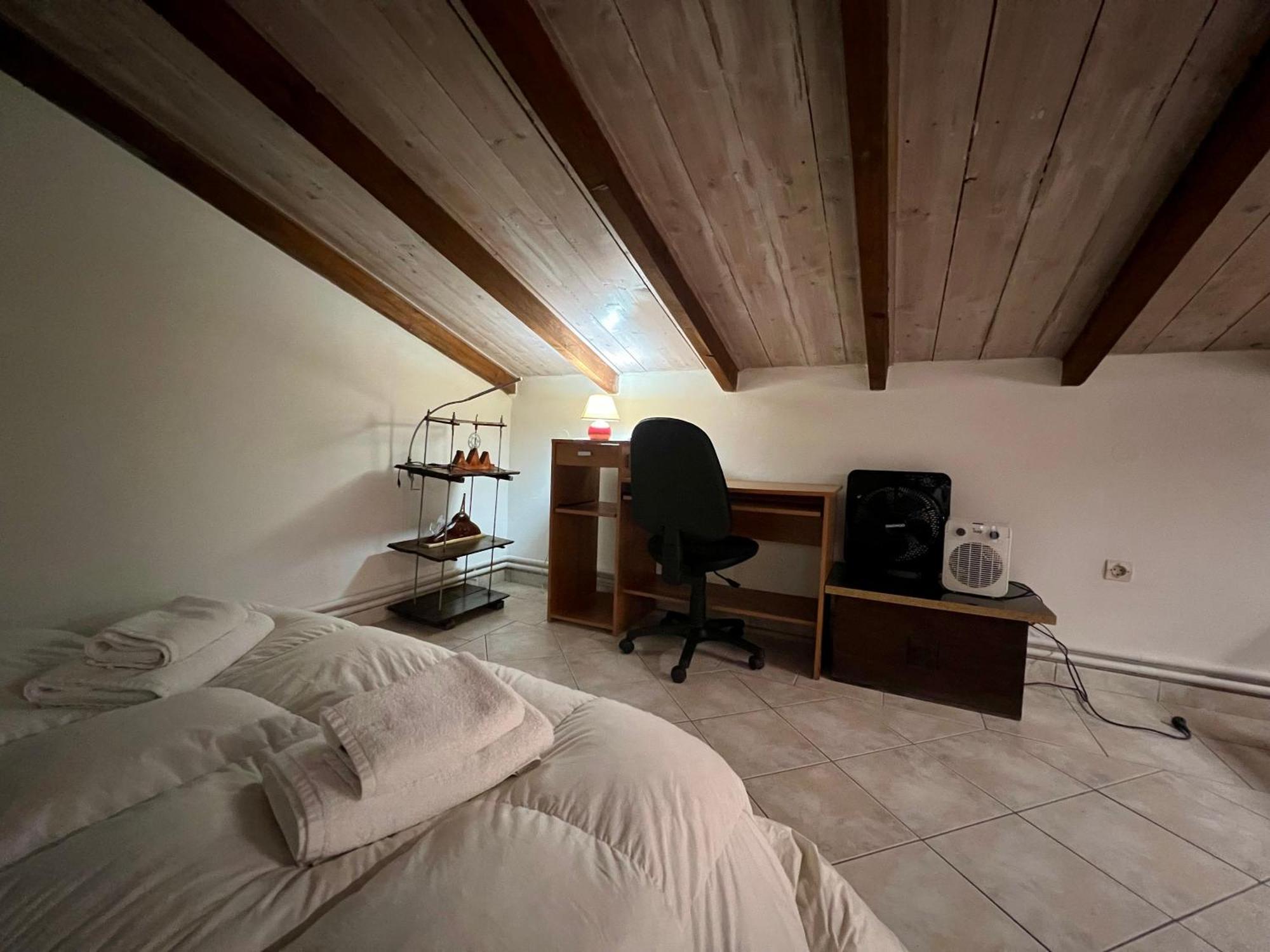 Apartment σοφιτα ξυλο μεταλο γυαλι Alykes Potamou