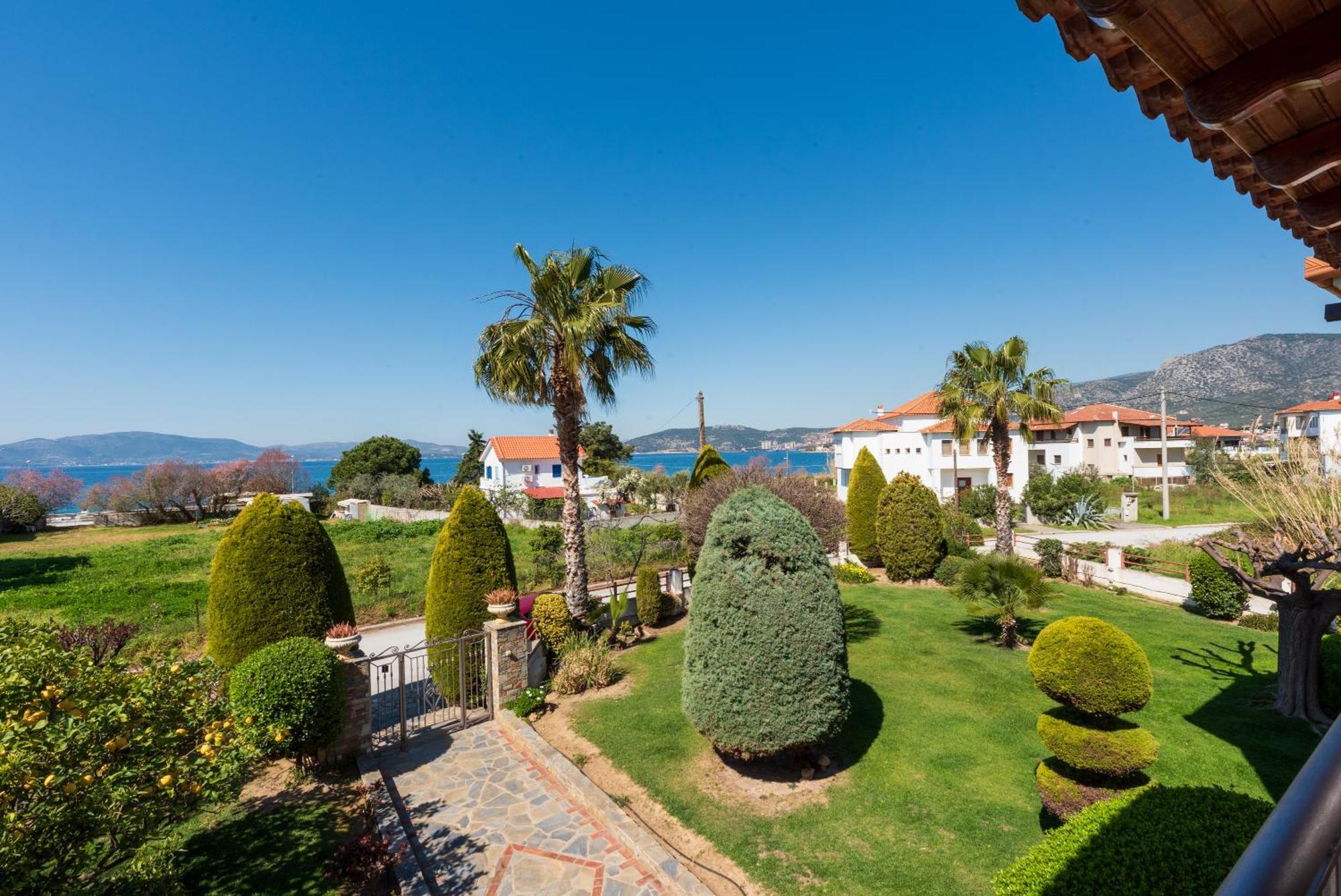 Christina's Twin Palm Trees House Apartment Agria