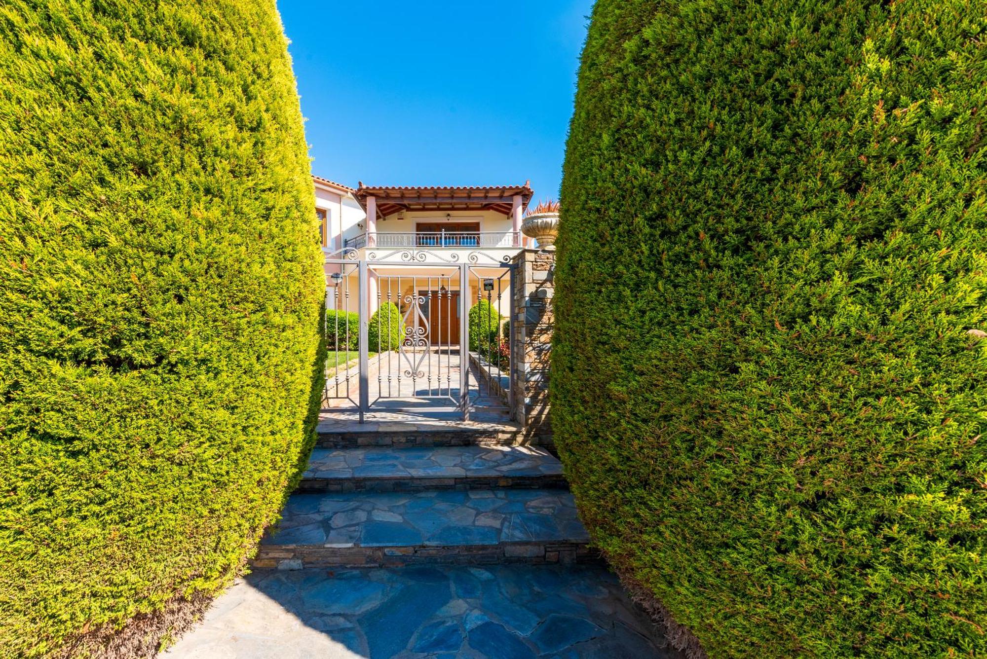 Christina's Twin Palm Trees House Apartment Agria