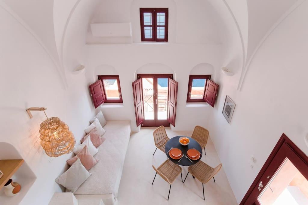 Terracotta Cave House * Oia (Santorini)