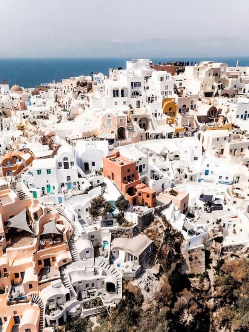 Terracotta Cave House Oia (Santorini)