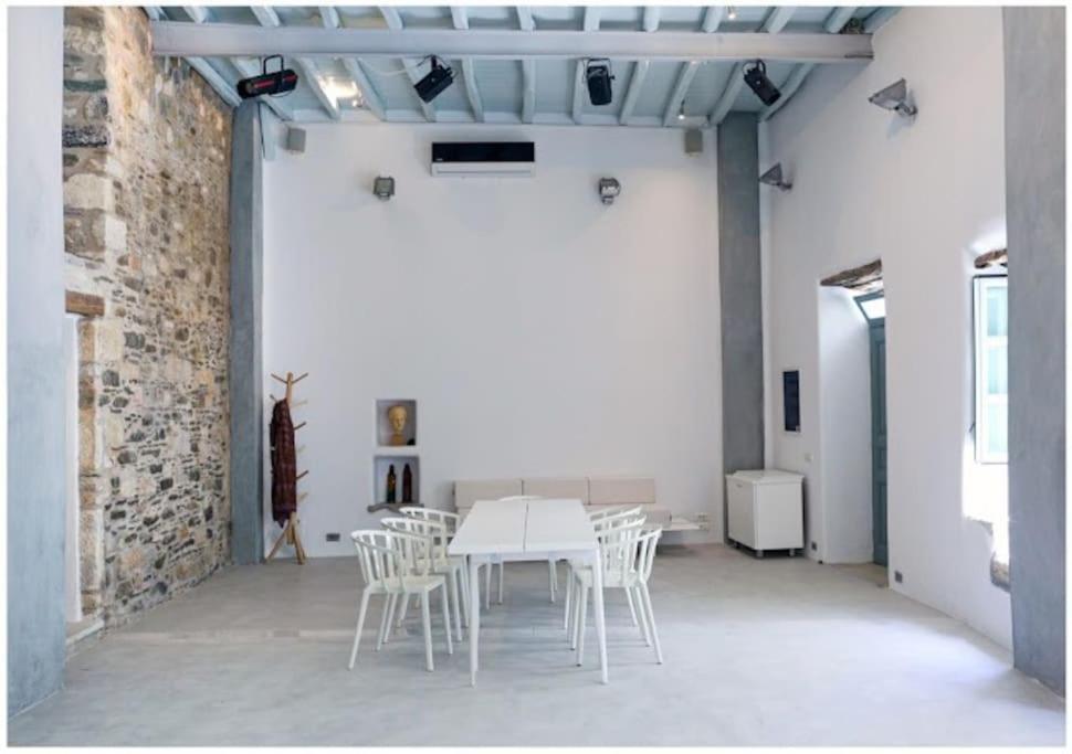 La Galerie - Art House Parikia