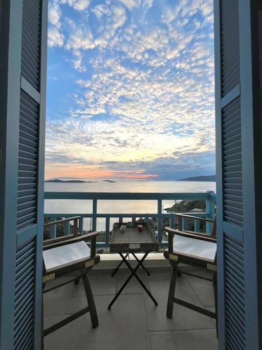Grand Blue Balcony Island House Holiday home *