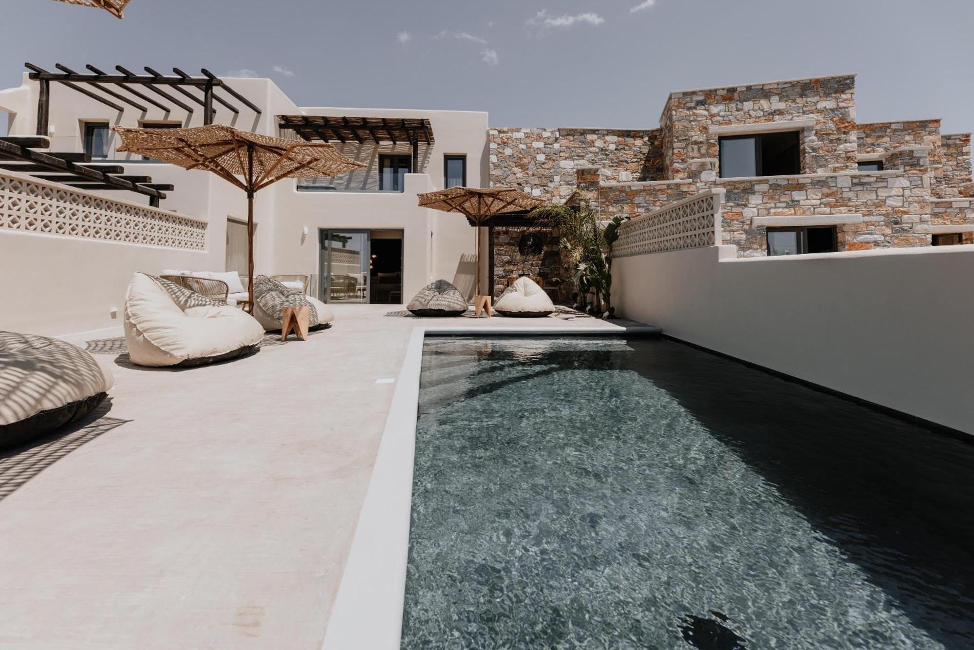 Villa Onym Curated