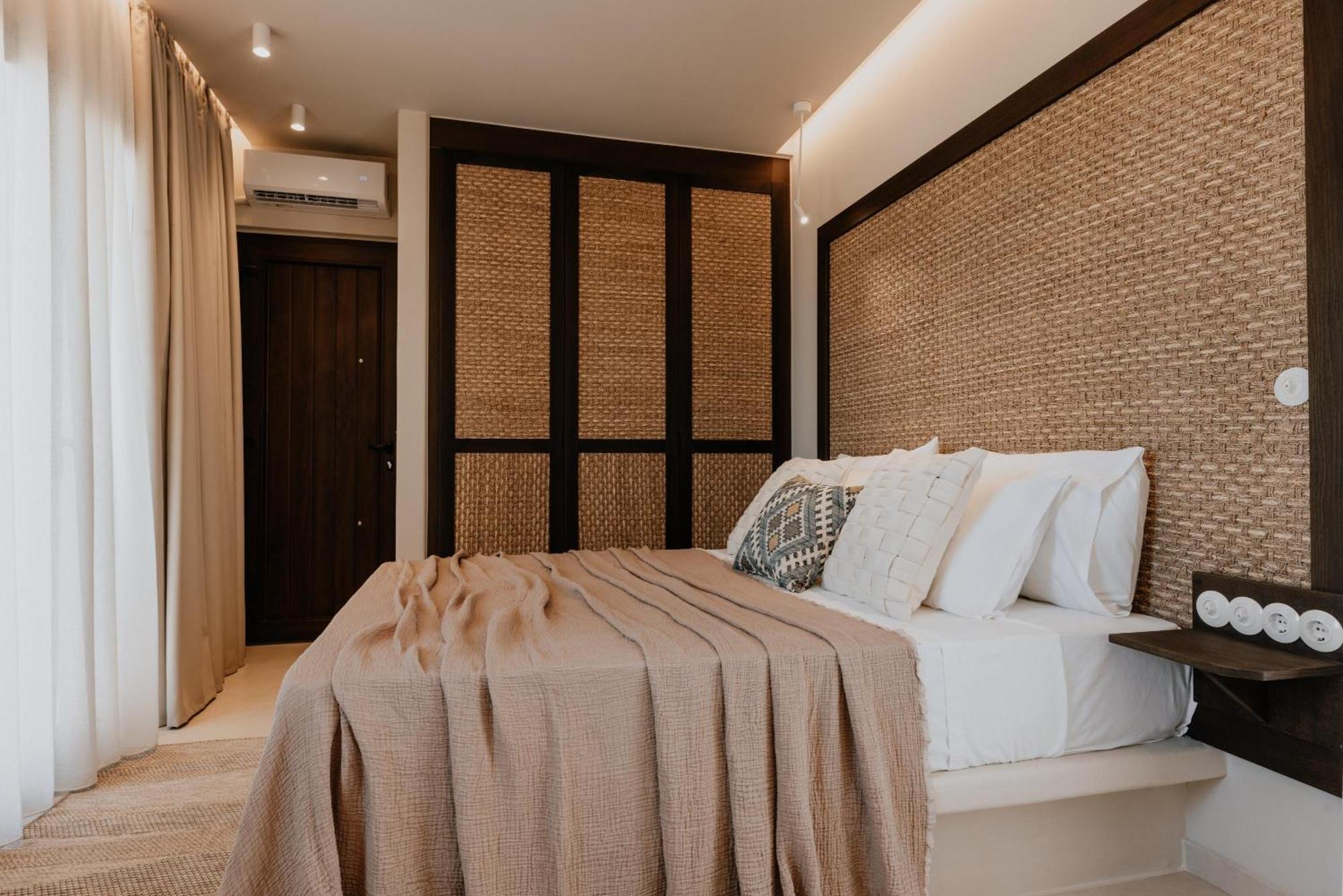 Villa Onym Curated *